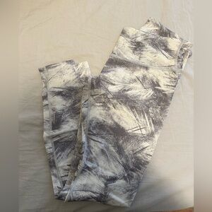 Lululemon leggings gray and white pattern